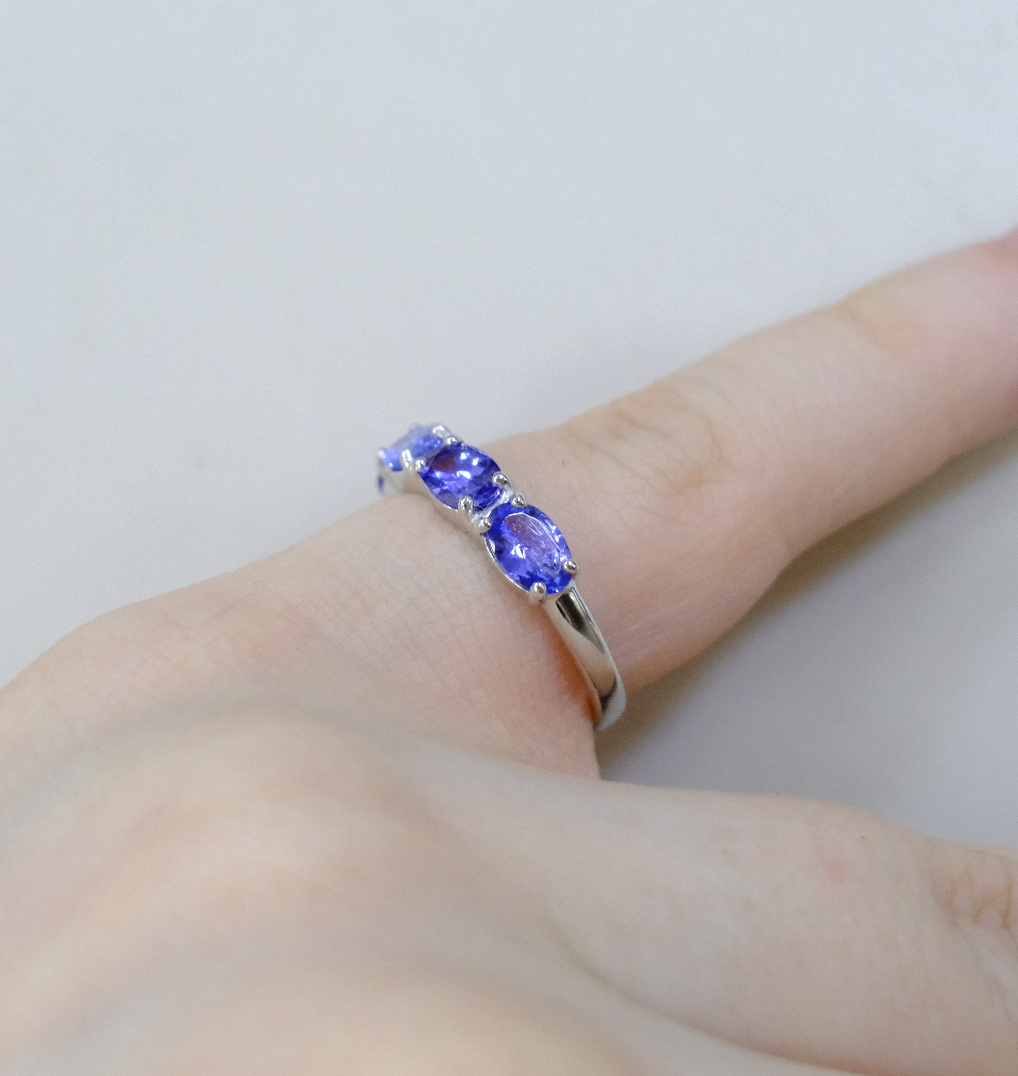Серебряное кольцо с танзанитами
